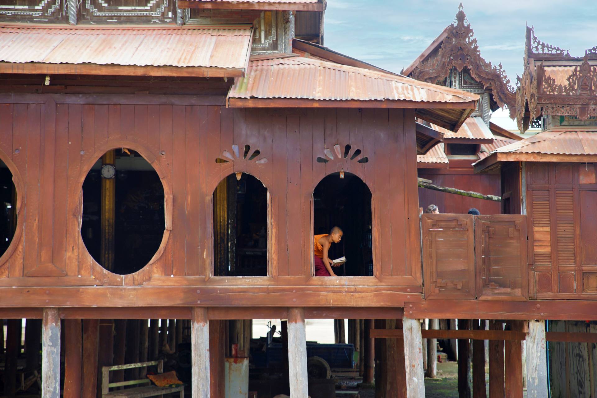 Das Shwe Yan Pyay-Kloster ist bekannt für seine einzigartige Architektur. Erbaut Ende des 19. Jahrhunderts, besticht es durch sein Hauptgebäude aus Teakholz mit charakteristischen ovalen Fenstern. Neben der Ausbildung junger Mönche beherbergt das Kloster auch ein Gebäude mit zahlreichen kleinen Buddhastatuen, die in etwa 1700 kleinen Nischen aufgestellt wurden.